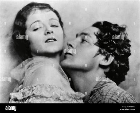 ¡Dirigido por Frank Borzage,  'Seventh Heaven'! Un amor prohibido en la Francia de los años veinte!